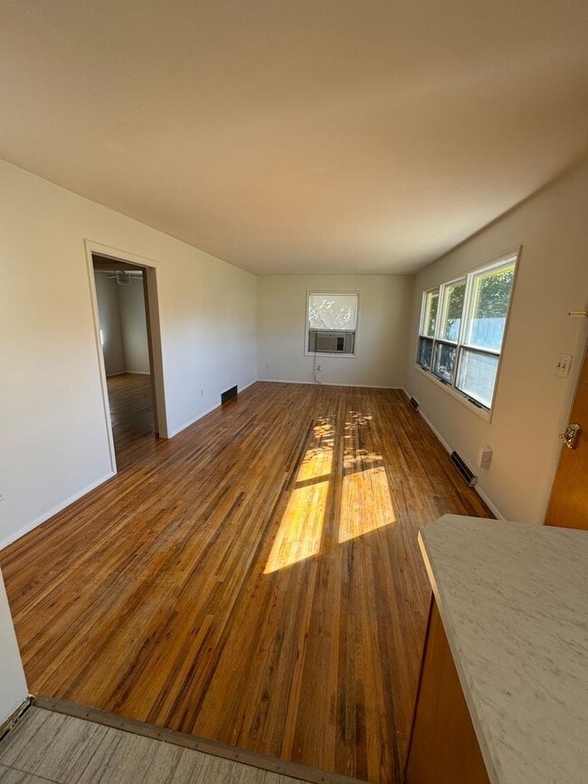Building Photo - Cozy Home