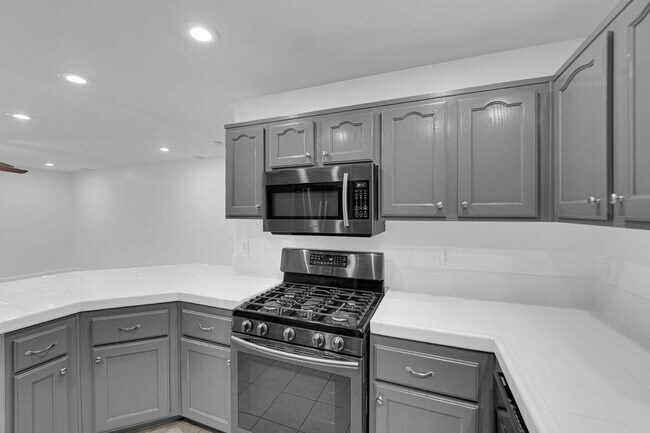 Foto del edificio - Large 3 bedroom, 2.5 bath house/ New Upgrades