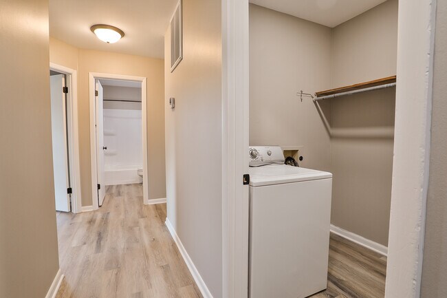 Building Photo - 706 Ross Ave