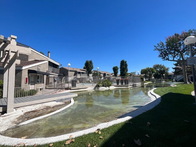 Foto del edificio - Lakeshore: Upper 2 Bedroom 1 Bath,