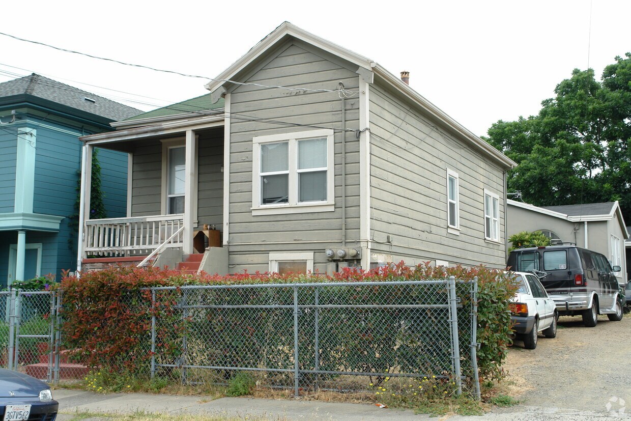 Building Photo - 776-784 47th St