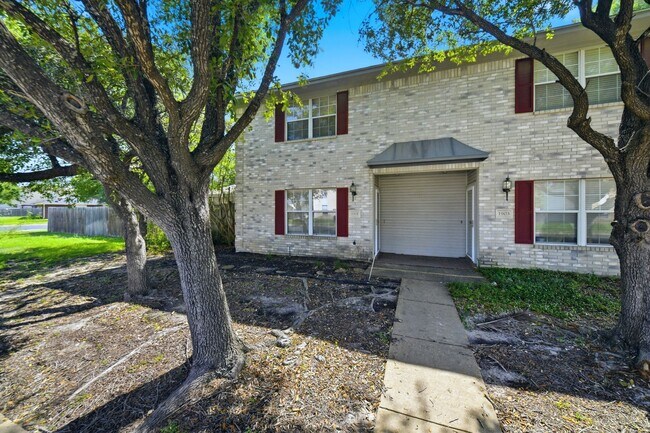 Building Photo - 1901 Woodsman Dr