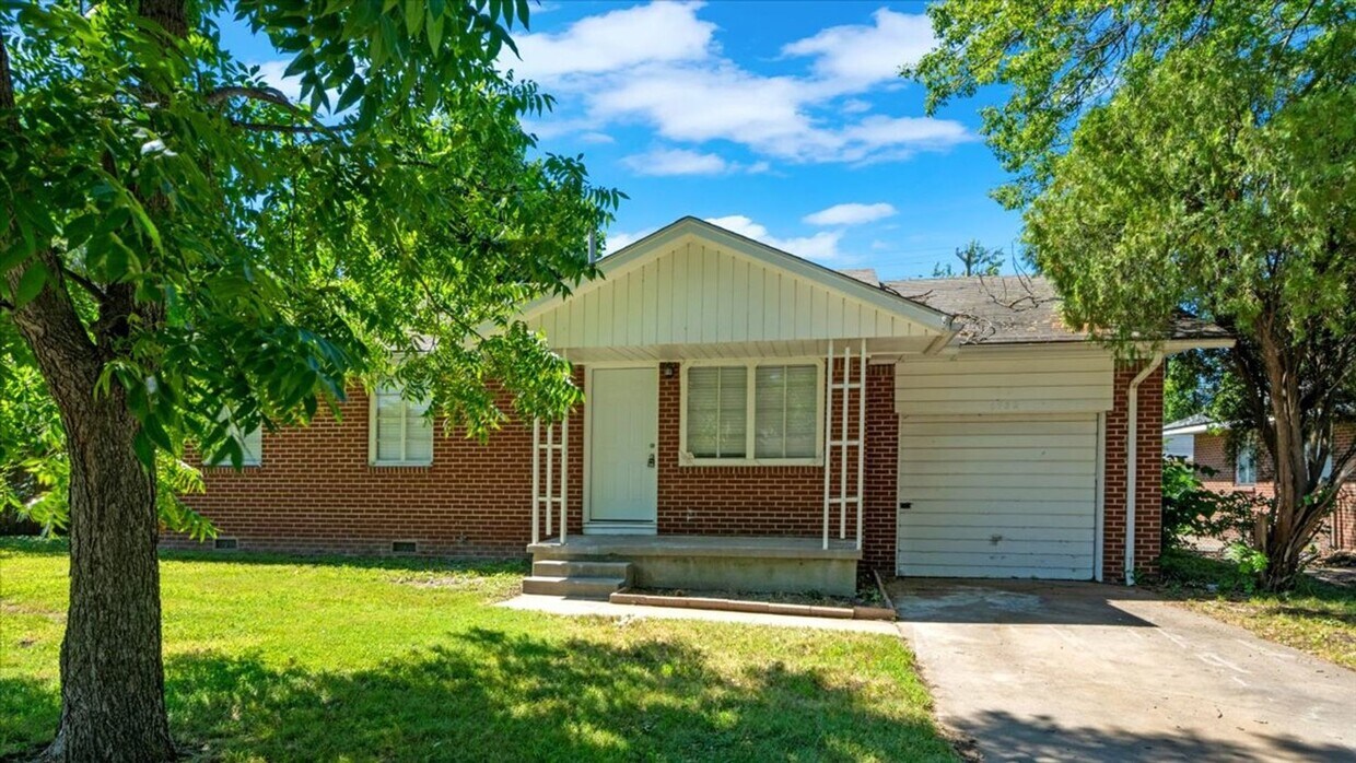 Primary Photo - 3 bedroom / 2 bath just updated!