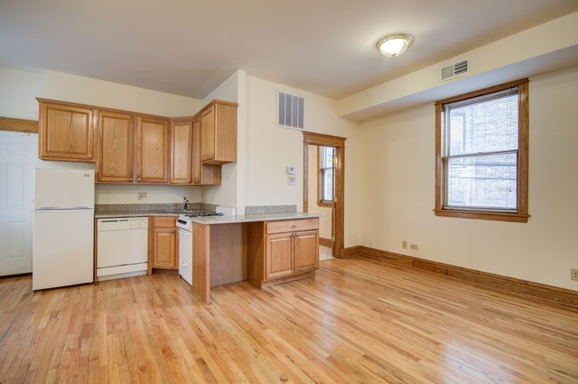 Building Photo - 613 W Briar Pl
