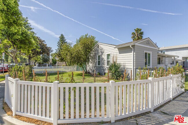 Building Photo - 715 S Lake St