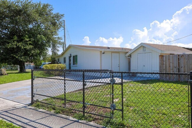Foto del edificio - 5763 Purdy Ln