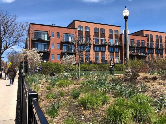 Wonderful sun-filled triplex in Bucktown Park Condo - 1830 North Winchester Avenue