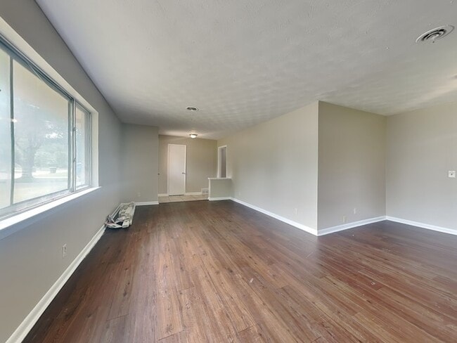 Foto del edificio - 5705 Trailwood Dr