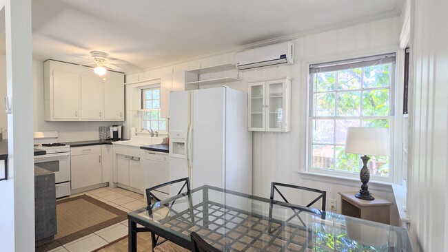 Dining area and kitchen - 140 Rumson Rd NE