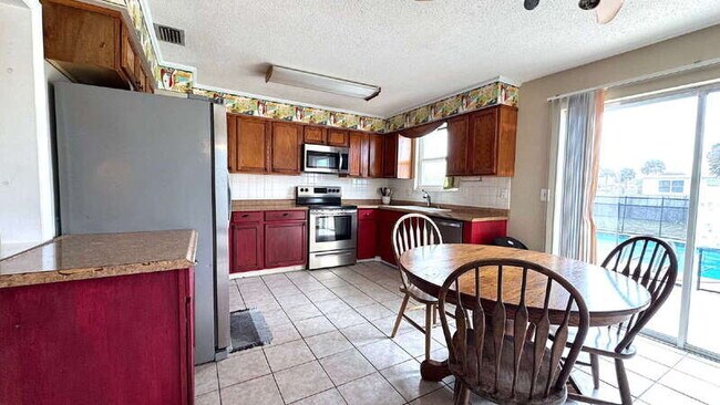 Building Photo - 484 Grandview Ave