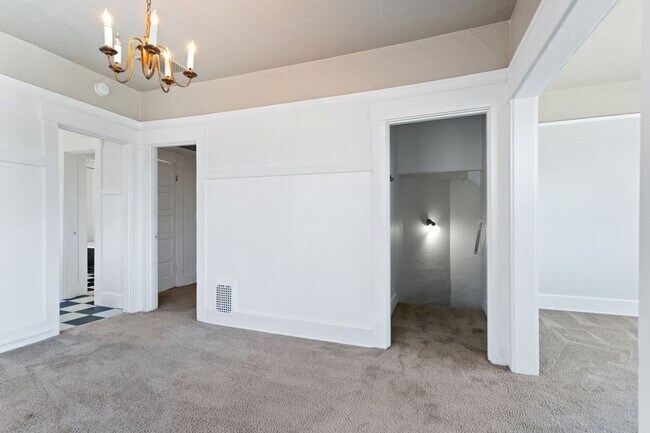 Foto del edificio - 1 Bedroom with den close to SW! Walking di...