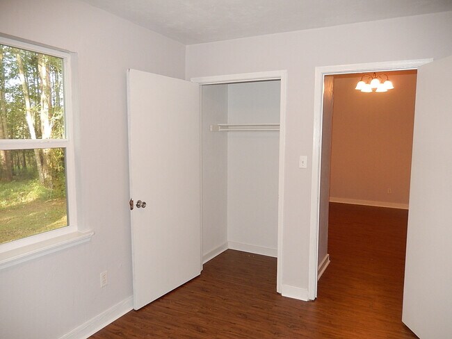 Foto del edificio - QUIET 2/1 w/ Loft & Vaulted Ceilings on .5...