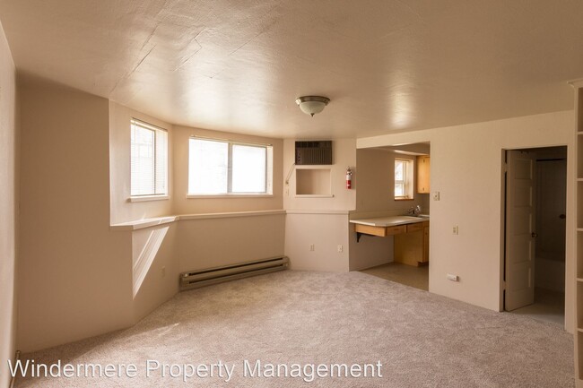 Building Photo - 104 S Palouse St