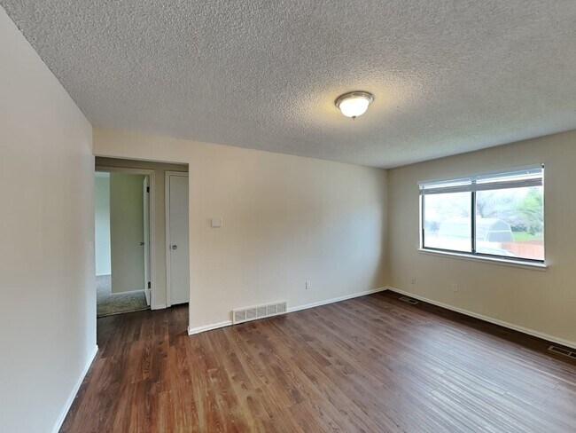 Foto del edificio - 9525 W David Ave