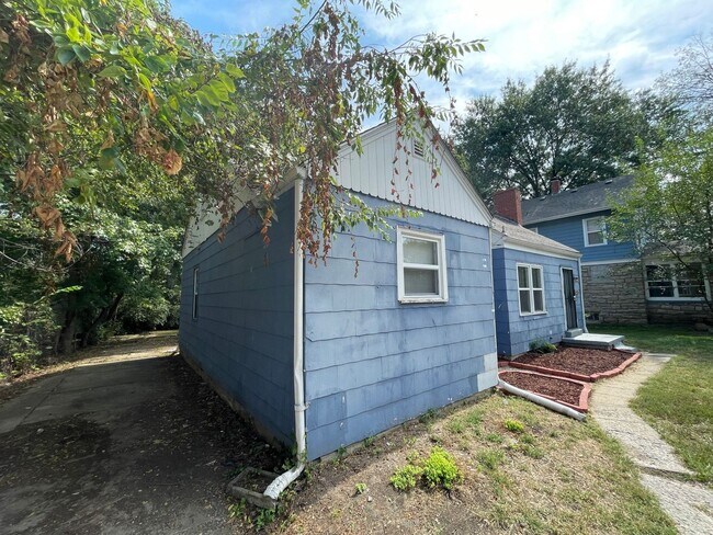Building Photo - Charming 3 bedroom, 1 bathroom home near S...