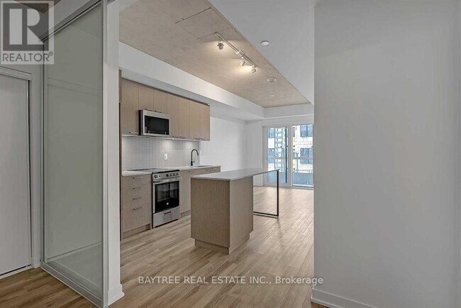 Photo du bâtiment - 1808 St Clair Ave W