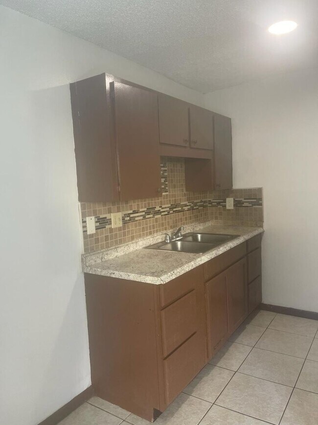 Building Photo - 2226 Leo Dr
