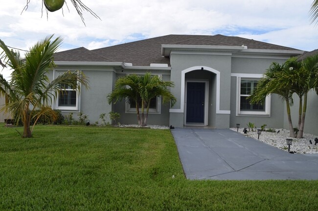 Building Photo - Gorgeous & Tropical 4 bedroom 3 Bath