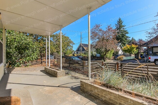 Building Photo - 5527 SE 71st Ave