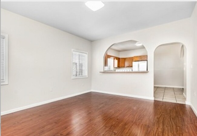 Building Photo - 3028 Edgehill Dr