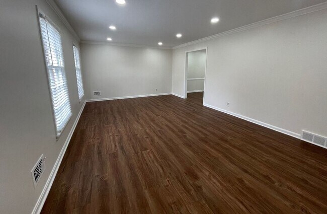 Building Photo - Douglas Hills Colonial