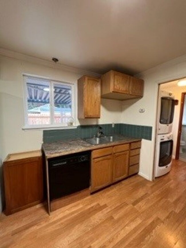 Building Photo - 3-bedroom rambler with large backyard, ver...