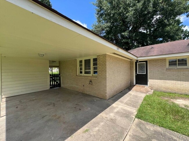 Building Photo - Charming 3BR Rental Featuring Granite Counters & Gas Range