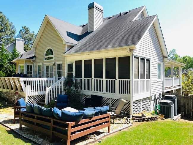 Building Photo - Welcome home! 3 bed, 2.5 bath, large walk ...