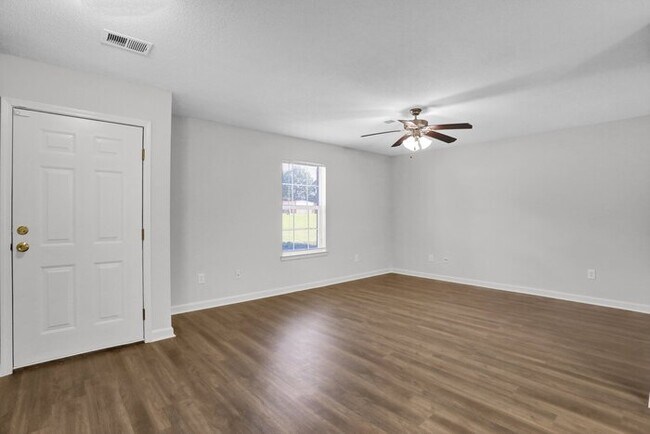 Building Photo - Renovated 3 Bed, 2 Bath Townhome in Gated ...