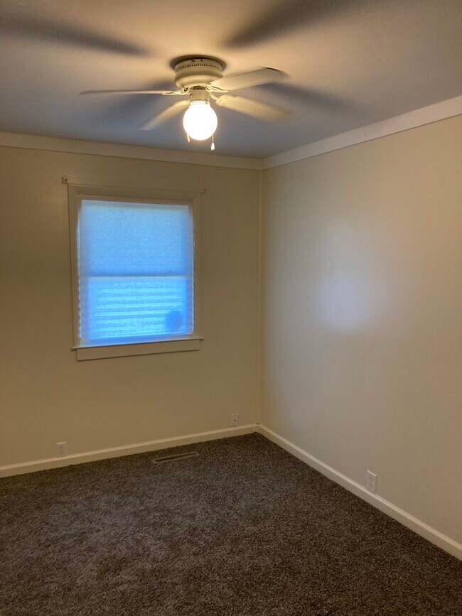 Building Photo - 511 Fairway Dr
