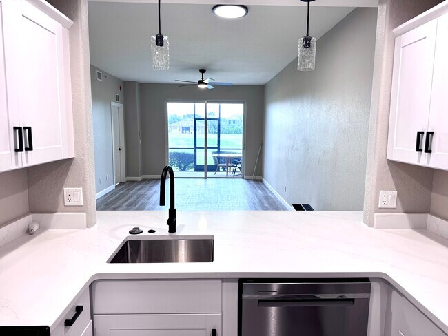 Building Photo - 819 Fairwaycove Ln