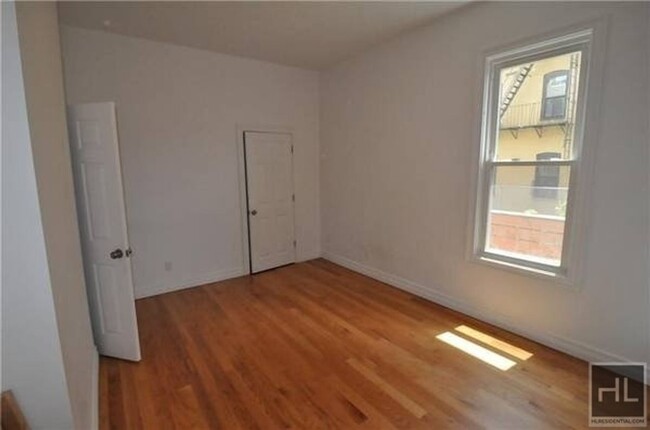 Building Photo - HENDRIX STREET 4BD/1BA HUGE SPACE