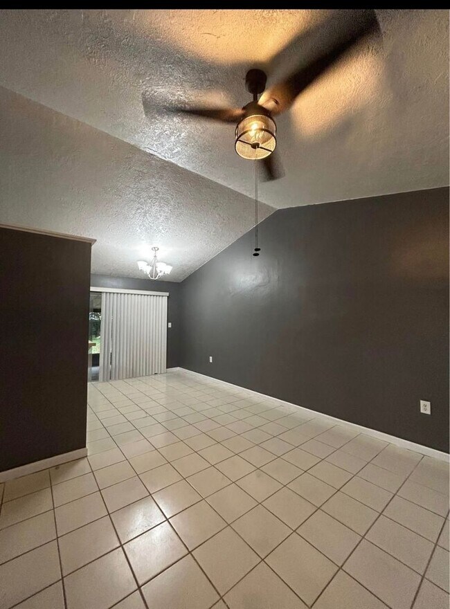 Foto del edificio - DeBary 3 Bedroom 1 Bath $1850.00 Month Call Carole Arcaro 386-216-4900 Deltona Lakes Realty