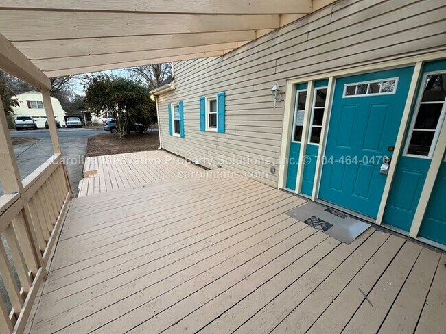 Foto del edificio - 7622 Helmdale Ave