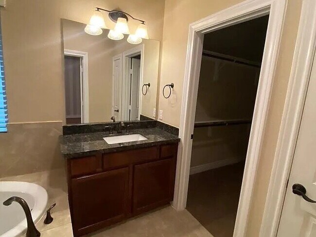 Foto del edificio - "Charming 4-Bed Oasis in Houston: Spacious 2,151 Sq Ft Home with Cozy Fireplace!"