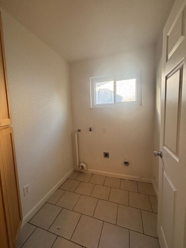 Foto del edificio - Central Roseville, Close to Shopping and Parks, 3 Bedroom 2 Bathrooms, 1536sq feet