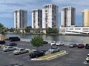 Building Photo - 1000 Parkview Dr