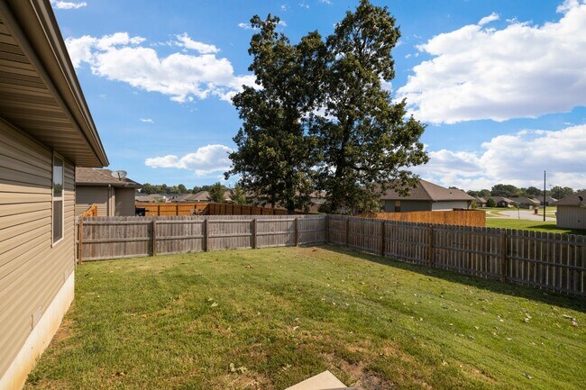 Building Photo - 4 Bedroom Home in Republic with fence!