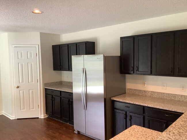 Building Photo - 6527 Forest Cross Dr