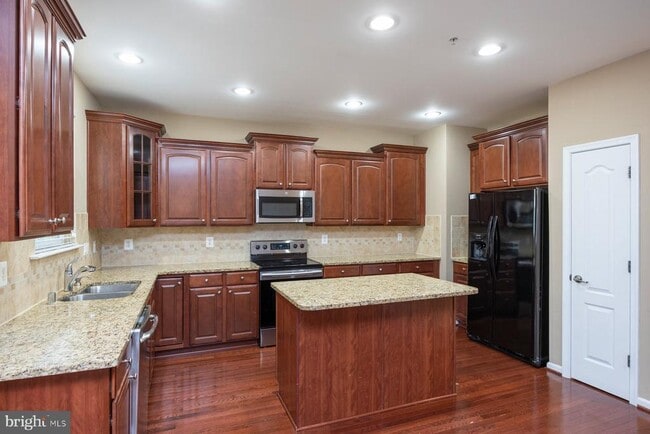 Building Photo - 846 Oriole Ave
