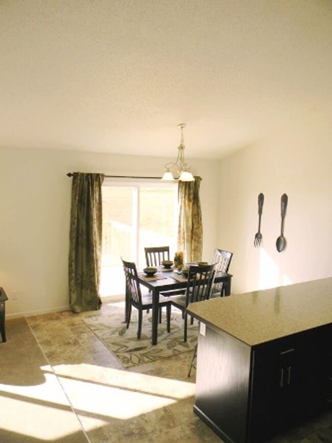 Building Photo - 3 Bed 3 Bath Twin Home