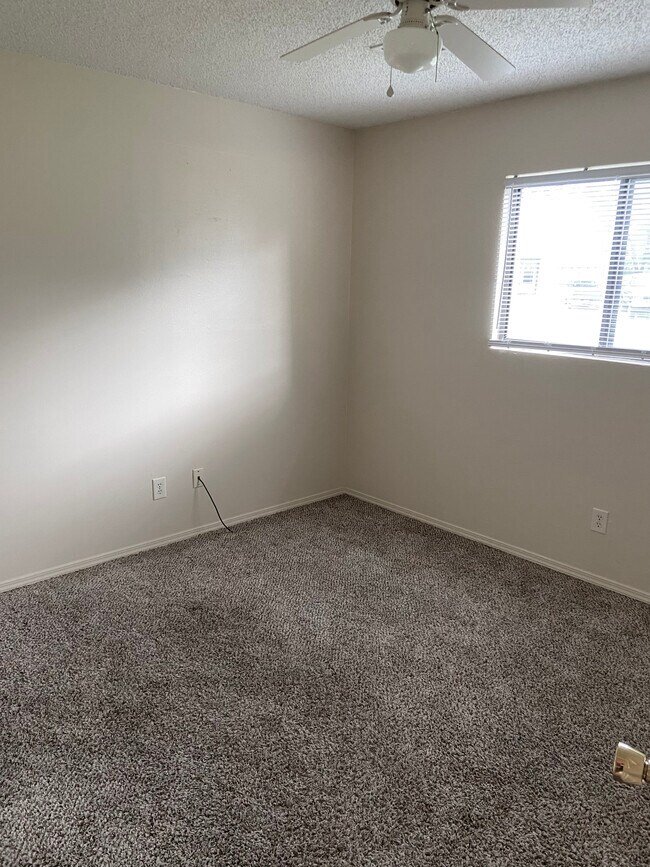 Building Photo - 503 E 5th Plz