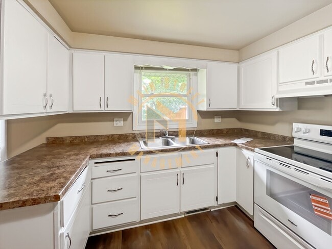 Building Photo - CENTRAL AIR! 2 Bed 1 Bath Ranch Duplex