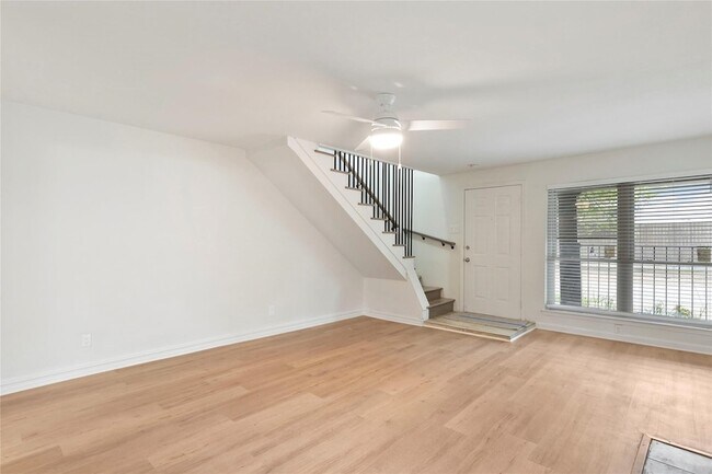 Foto del edificio - 4930 Windward Passage