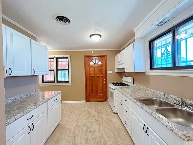 Foto del edificio - 3 Bedroom House with Large Yard