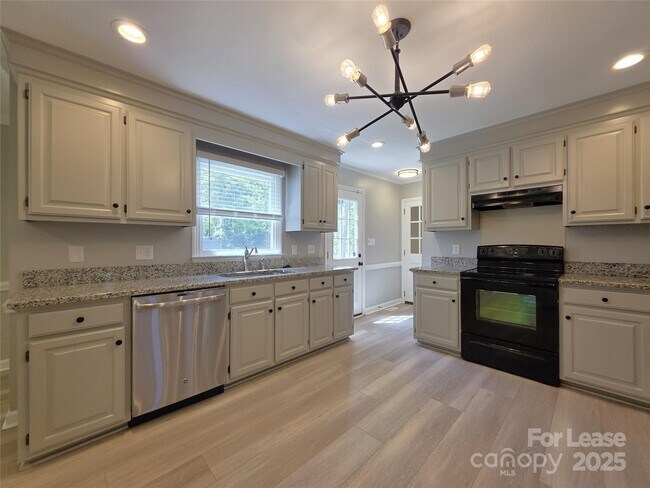 Foto del edificio - 7232 Sheffingdell Dr