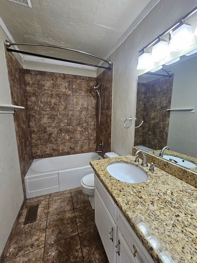 Building Photo - (4) Bed, (3) Bath with (2) Living Areas Avail NOW! Short-Term Lease Avail!