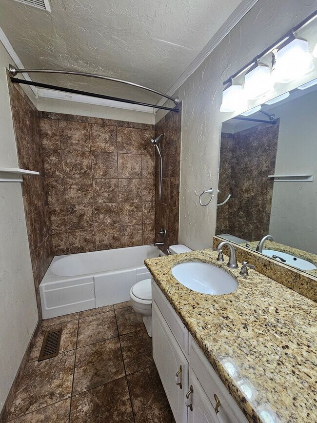 Foto del edificio - (4) Bed, (3) Bath with (2) Living Areas Avail NOW! Short-Term Lease Avail!