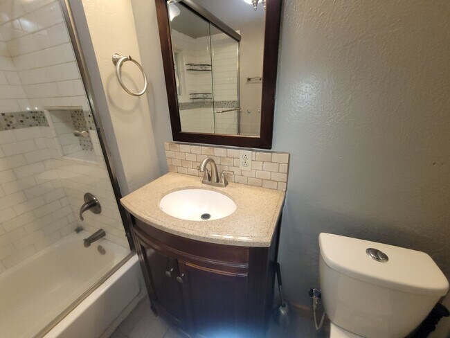 Foto del edificio - ALL UTILITIES INCLUDED - Country Home in the county on 1/2 Acre lot