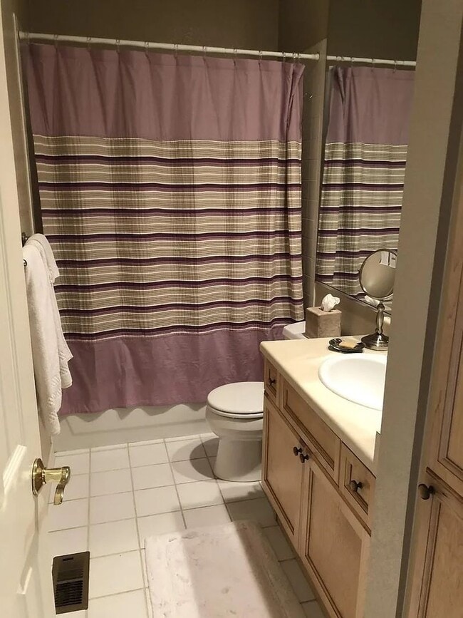 Building Photo - Lovely 4 Bedroom Townhome in Denver